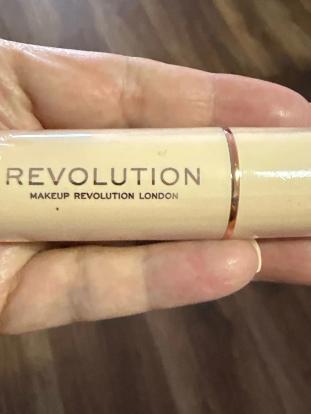 Revolution Foundation Stick color F11